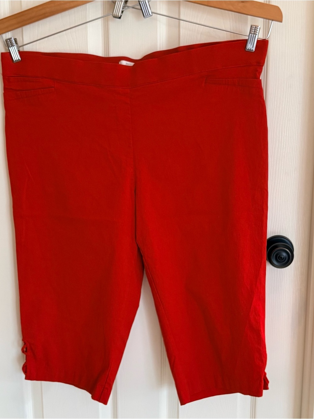 89th & Madison Red Capris 22W